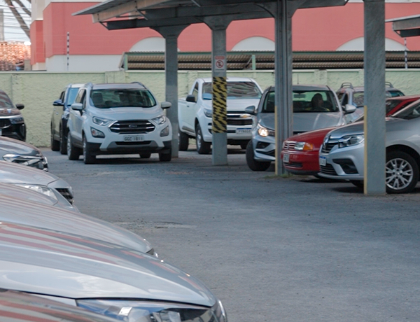 Estacionamento Amplo<br> e Seguro